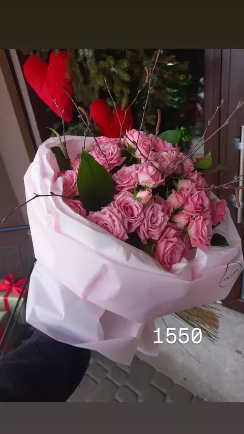 Букет №047 — стильний букет у рожевій гамі — реальна робота квіткового салону «Квітник» у Дніпрі